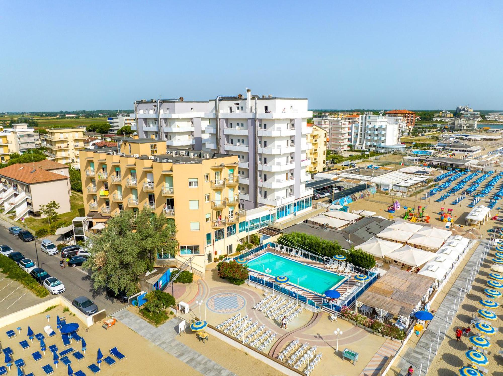 Bikini Tropicana Family Hotel Lido Di Savio Exterior foto